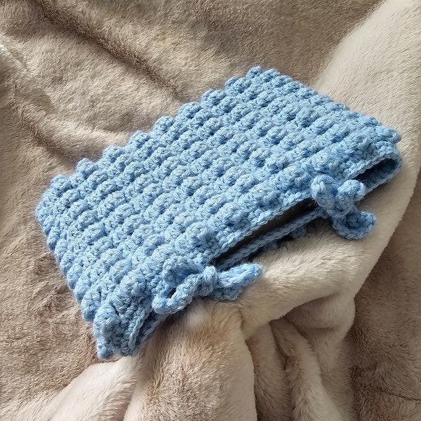 Handmade Crochet Blue Book Sleeve with Popcorn Stitches - Protective Cover . Couvre livre point popcorn bleu