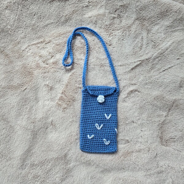 Handmade Blue and White Phone Sleeve - Trendy Tech Accessory . Etui sacoche pour téléphone bleu et blanc