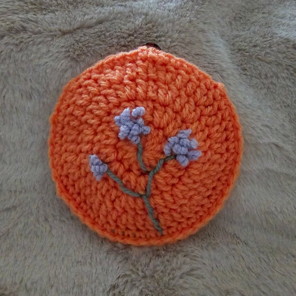 Handmade Embroidered Pouch - Pill Holder or Essentials Organizer . Pochette brodée pour pilulier ou fourre tout