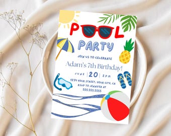 Puede incluir: Una colorida invitación a una fiesta en la piscina con el texto "Pool Party" y "Adam's 7th Birthday!". Presenta gafas de sol, un sol, un balón de playa y otras ilustraciones de temática veraniega. La invitación incluye la fecha, la hora y la información de confirmación de asistencia.