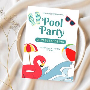 Pode incluir: Convite para uma festa na piscina com uma toalha de praia listrada azul e branca, óculos de sol, uma bola de praia, um flamingo inflável vermelho e um guarda-sol. O convite diz "Você está convidado para uma festa na piscina AUG 24 | Às 15:00 123 Anywhere St., Any City, ST 12345"