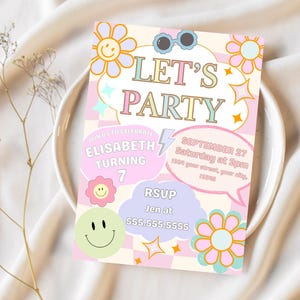 Könnte beinhalten: Eine farbenfrohe Party-Einladung mit dem Text "LET'S PARTY" in einer Blasen-Schriftart. Die Einladung enthält Details für Elisabeths 7. Geburtstag, mit einem floralen und Smiley-Design. Das Datum ist der 27. September.