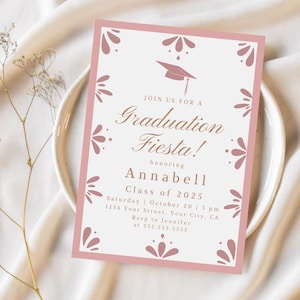 Può includere: Un invito a una festa di laurea rosa e bianco con un'icona di cappello di laurea e il testo "Unisciti a noi per una Festa di Laurea! In onore di Annabell Classe del 2025 Sabato 20 ottobre | 17:00 1234 Your Street, Your City, CA Rsvp a Jennifer al 555.555.5555"