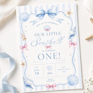 Könnte beinhalten: Eine rechteckige Einladungskarte mit hellblau gestreiftem Hintergrund und einem zentralen Zierrahmen. Der Text lautet: JOIN US TO CELEBRATE OUR LITTLE Seashell IS TURNING ONE! SAT June 14 3PM 12345 Any city, Ca 12345 RSVP 555-555-555. Verziert mit Aquarell-Muscheln, Seesternen und rosa Schleifen.