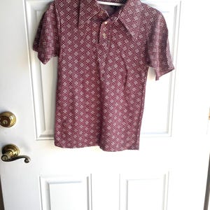 Vintage polo in burgundy and white geometric shape