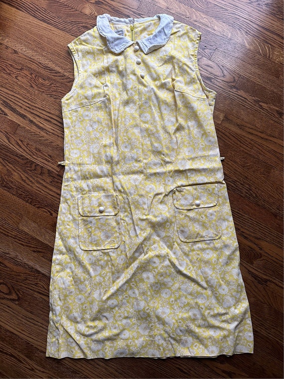Vintage 70’s Yellow shift dress with a daisy patte