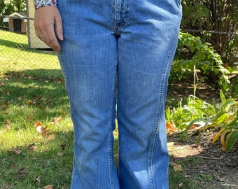 Vintage 1970’s Levi feather tab bellbottom jeans with two front pockets