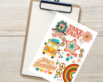 Può includere: Un portablocco con un foglio di adesivi con disegni retrò. Gli adesivi includono un personaggio floreale, un furgone giallo con una tavola da surf, una stella, fiori, simboli di pace e le frasi "Take it Easy" e "Hey Beautiful."