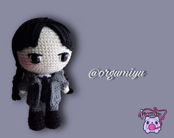Muñeca de crochet Miércoles Addams: Peluche amigurumi de algodón de 16 cm