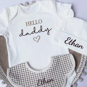 Embroidered Hello Daddy Onesie - Announcement Baby Bodysuit - Baby Shower Gift For New Dad - Custom Hi Daddy Onesies  - Coming Home Outfit