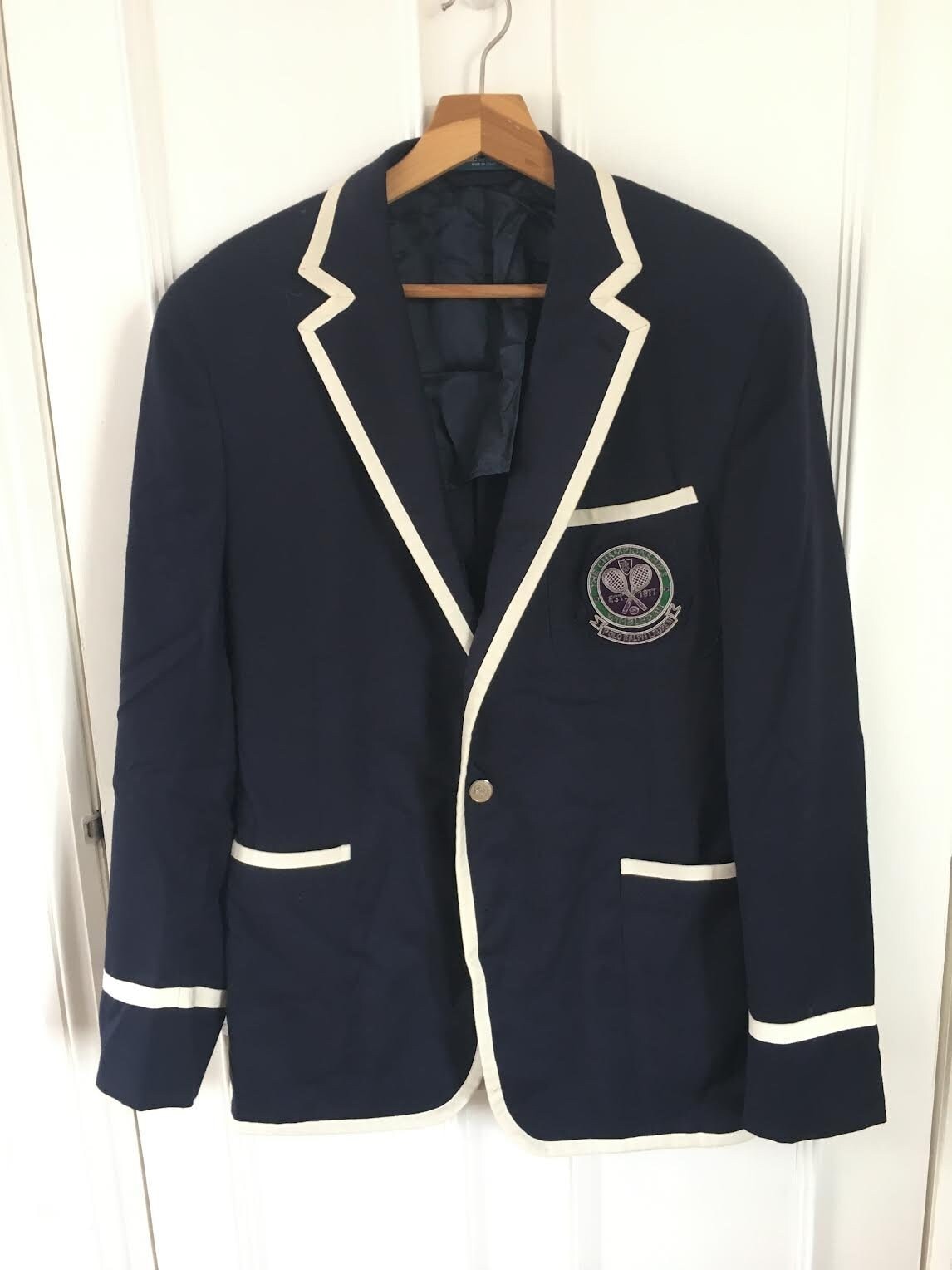 Wimbledon umpire deals blazer