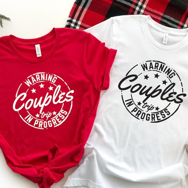 Camisa de viaje para parejas, camisetas de vacaciones para parejas, camisa de viaje en progreso para parejas de advertencia, camiseta para parejas a juego, camiseta de vacaciones de verano