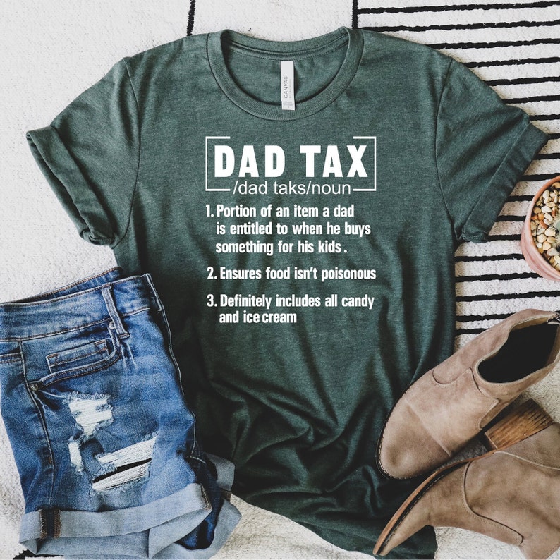 K&ouml;nnte beinhalten: Ein gr&uuml;nes T-Shirt mit wei&szlig;em Text, der "DAD TAX /dad taks/noun 1. Portion of an item a dad is entitled to when he buys something for his kids. 2. Ensures food isn't poisonous 3. Definitely includes all candy and ice cream" lautet.