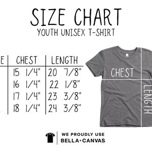K&ouml;nnte beinhalten: Gr&ouml;&szlig;entabelle f&uuml;r Unisex-T-Shirts f&uuml;r Kinder. Die Tabelle zeigt die Gr&ouml;&szlig;en S, M, L und XL mit den entsprechenden Brust- und L&auml;ngenma&szlig;en in Zoll. Die Tabelle enth&auml;lt auch eine Grafik eines T-Shirts mit den Bezeichnungen "Brust" und "L&auml;nge".