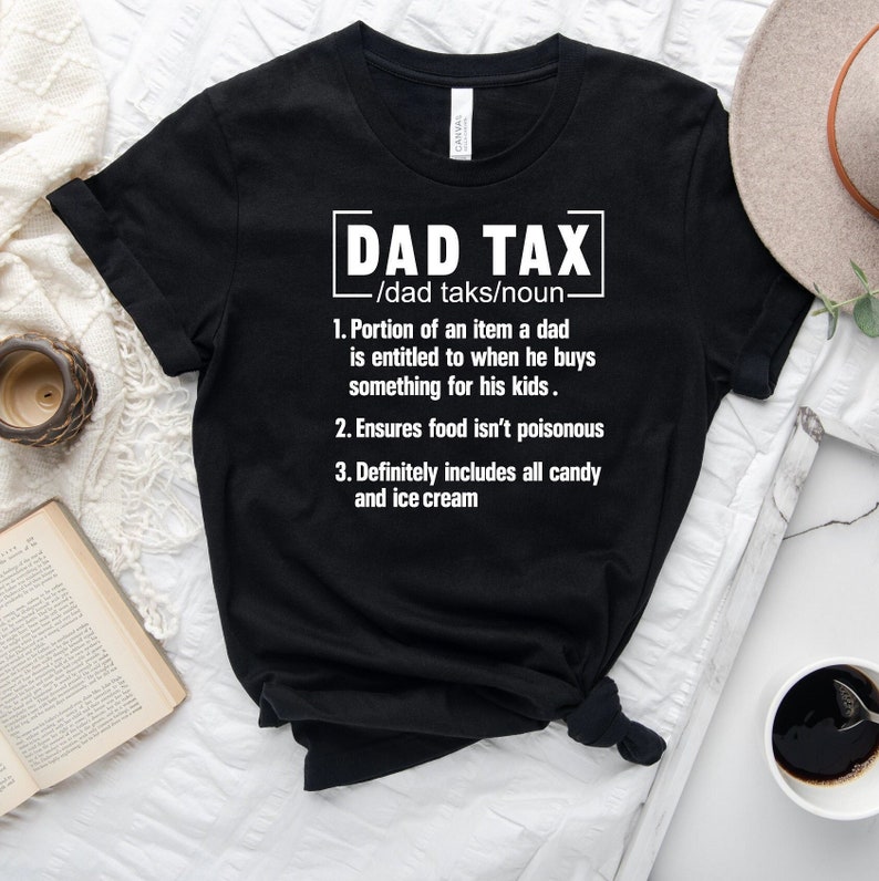K&ouml;nnte beinhalten: Schwarzes T-Shirt mit wei&szlig;em Text, der "DAD TAX /dad taks/noun. 1. Portion of an item a dad is entitled to when he buys something for his kids. 2. Ensures food isn't poisonous 3. Definitely includes all candy and ice cream" lautet.