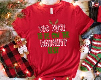 Demasiado lindo para estar en la camisa de la lista traviesa, camisa de Navidad divertida, camiseta de Navidad para niños, camiseta de reno de Navidad, linda camiseta de Navidad