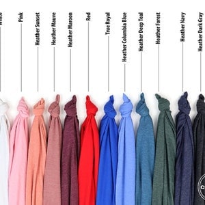 K&ouml;nnte beinhalten: Eine Auswahl an T-Shirts in verschiedenen Farben, darunter Sport-Heather, Wei&szlig;, Rosa, Heather Sunset, Heather Mauve, Heather Maroon, Rot, True Royal, Heather Columbia Blue, Heather Deep Teal, Heather Forest, Heather Navy, Heather Dark Grey und Schwarz.