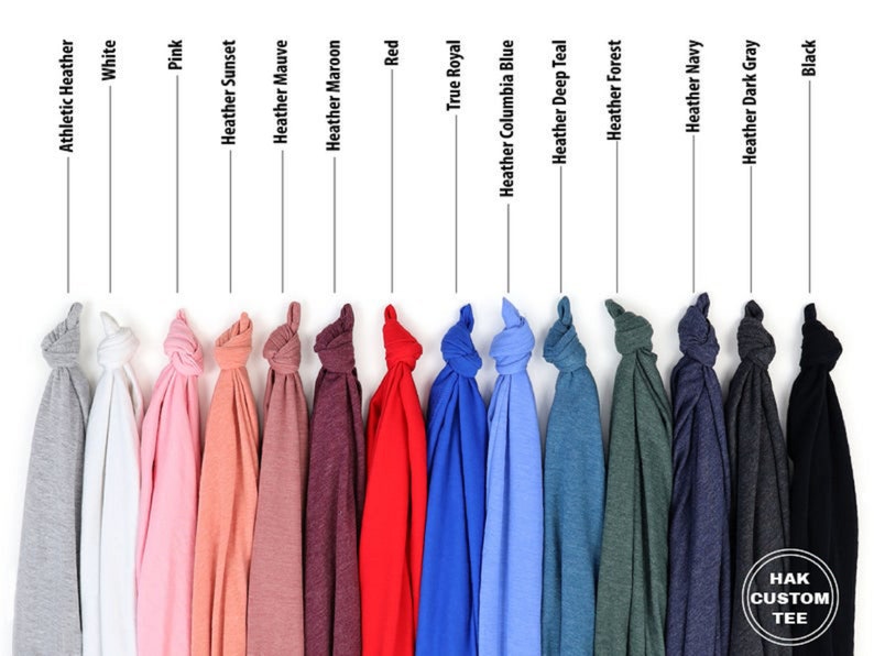 K&ouml;nnte beinhalten: Eine Auswahl an T-Shirts in verschiedenen Farben, darunter Sport-Heather, Wei&szlig;, Rosa, Heather Sunset, Heather Mauve, Heather Maroon, Rot, True Royal, Heather Columbia Blue, Heather Deep Teal, Heather Forest, Heather Navy, Heather Dark Grey und Schwarz.