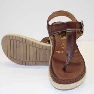 Women&#39;s sandals handcrafted, non-slip brown color leather with platform size 7