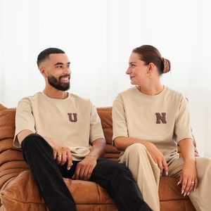 Camisetas de socios bordadas con parches de collage de letras deseadas | Camisetas de pareja | camisetas a juego camisetas del día de San Valentín camisetas bordadas |