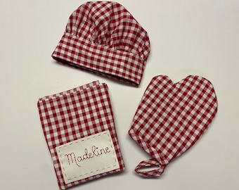 W komplecie dziecięca rękawica kuchenna w kratkę gingham i podkładka grzewcza. Akcesoria kuchenne do zabawy. Prezent urodzinowy dla malucha. Fartuch małego kucharza, pomysłowa zabawa.