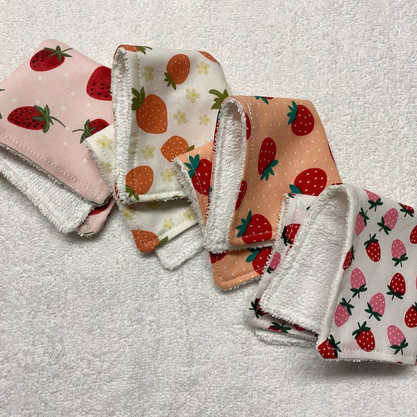 Gant de toilette éponge fait main à imprimé fraises, débarbouillette écologique réutilisable, tampon nettoyant, tampon démaquillant, chiffon pour les rots de bébé