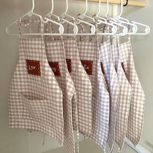 PERSONALIZED beige and white gingham print chef&#39;s apron with hand-embroidered leather name tag for children, Customized gift for kids