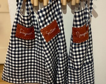 カスタムネーム刺繍ギンガムエプロン、子供用パーソナライズハンド刺繍ネームエプロン、家族で使えるお揃いのエプロンスモック