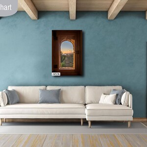 Puede incluir: Escena de sal&oacute;n con un sof&aacute; seccional de color claro, cojines azules y una puerta de madera. Una obra de arte enmarcada con una vista de ventana se exhibe en la pared. La obra de arte mide 61x91 cm. La pared est&aacute; pintada de color turquesa.