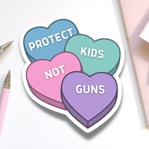 Proteger a los niños, no a las armas, conversación, pegatina del corazón / Prohibir rifles de asalto, calcomanía para activistas, poner fin a la violencia armada, pegatina liberal para la caja del teléfono