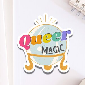 Regenbogen Queer Magic Crystal Ball Aufkleber für Handyhülle | Süßer LGBTQ+ Pride Aufkleber für Laptop | Rechte von Schwulen und Gleichstellungsaufkleber