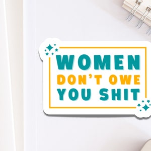 Vrouwen zijn je geen shit-sticker voor laptop verschuldigd | Teal en gele vrouw empowerment sticker voor waterfles | Uniek cadeau voor feministische vrienden