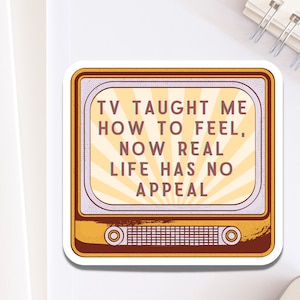 Pegatina para portátil "TV Taught Me How To Feel" inspirada en la letra de la canción MARINA / Calcomanía de televisión estilo retro de los años 70