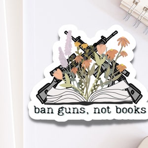Prohibición de armas, no libros, pegatina para bibliotecarios / Calcomanía de lectura floral para computadora portátil de estudiante activista / Regalo de fin de año para maestro de escuela