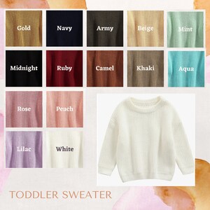 Puede incluir: Un su&eacute;ter blanco para ni&ntilde;os peque&ntilde;os con una textura de punto acanalado. La imagen tambi&eacute;n muestra una carta de colores con muestras etiquetadas como Oro, Azul Marino, Ej&eacute;rcito, Beige, Menta, Medianoche, Rub&iacute;, Camello, Caqui, Aqua, Rosa, Melocot&oacute;n, Lila y Blanco. El texto "TODDLER SWEATER" est&aacute; en la parte inferior.