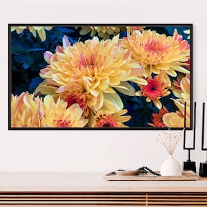 Könnte beinhalten: Eine Nahaufnahme eines Straußes gelber und orangefarbener Chrysanthemen. Die Blüten sind in voller Blüte und haben eine weiche, zarte Textur.