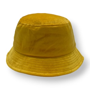 Peut inclure: Un chapeau bob en velours jaune. Le chapeau a une large bordure et une texture douce et moelleuse.
