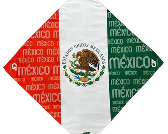 Puede incluir: Un pañuelo blanco con la bandera de México en el centro. La bandera presenta un águila verde con una serpiente en el pico, rodeada de una corona de ramas de cactus y roble. Las palabras "Estados Unidos Mexicanos" están escritas en un círculo alrededor del águila. El pañuelo está bordeado de rojo y verde, y las palabras "México" se repiten en ambos colores.