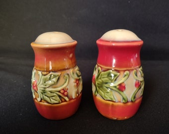 Christmas Salt Pepper Shakers Poinsettia Ceramic (lot 1696)