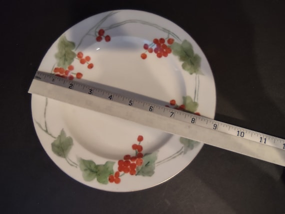 Haviland France Limoges Luncheon Plate Cranberries Christmas (lot 1008)