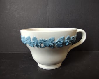 Vintage Wedgwood Embossed Queen's Ware Blue White Teacup Grape Vine Leaf [6077]