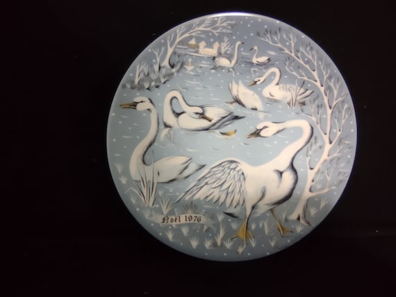 Vintage Haviland Limoges France Hetreau Christmas Plate "Seven Swans A'swimming" 1976 (lot 131)
