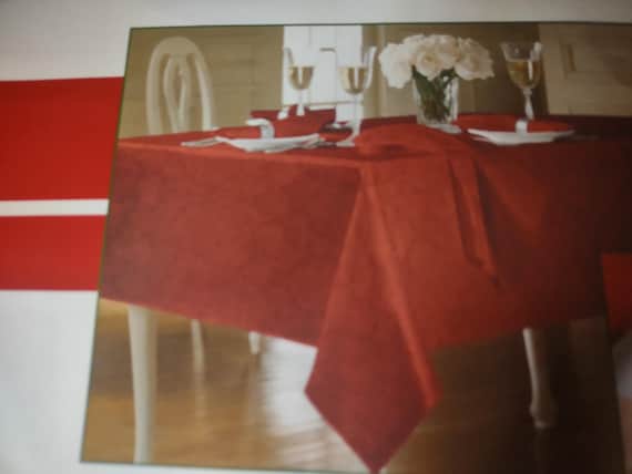 Red Table Round 70" Tablecloth Vinyl Table Pad 6 Coordinating Napkins lot 1744