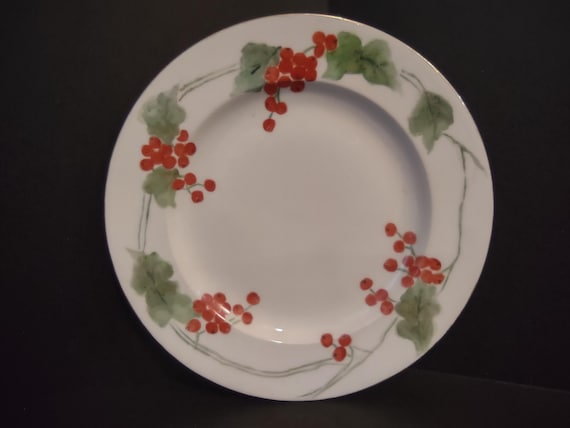 Haviland France Limoges Luncheon Plate Cranberries Christmas (lot 1008)