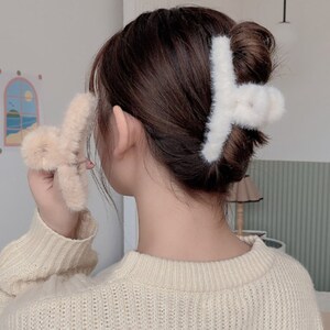 Plush Large Hair Claw Clip, Fuzzy Hair Claw Clip, Soft Hair Clip for after Shower, Soft Faux Fur Hair Clip,Fluffy Hair Claw clip