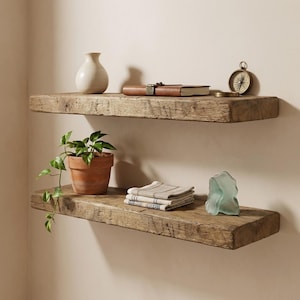 Schwebendes Regal aus Altholz mit natürlicher Baumkante, rustikale Wanddekoration aus Massivholz für Wohnzimmer und Badezimmer