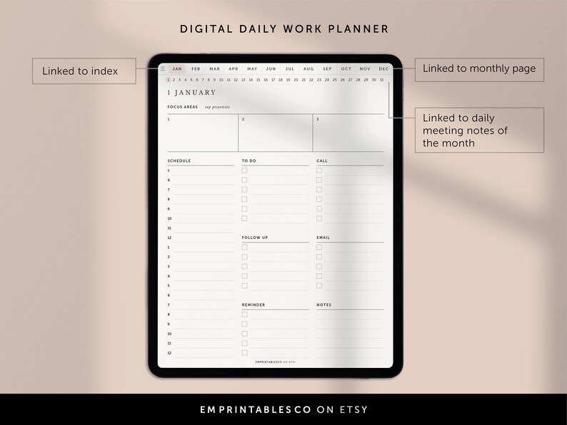 Puede incluir: Un planificador de trabajo diario digital en la pantalla de una tableta. El planificador tiene secciones para la agenda, tareas pendientes, llamadas, seguimiento, correo electr&oacute;nico, recordatorios y notas. El planificador tambi&eacute;n incluye un calendario para el a&ntilde;o, con la fecha actual resaltada. El planificador est&aacute; vinculado a una p&aacute;gina mensual y a las notas de las reuniones diarias.