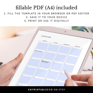 K&ouml;nnte beinhalten: Ein digitales Tablet zeigt einen druckbaren Januar-Kalender mit blauen K&auml;stchen f&uuml;r jeden Tag. Der Text "fillable PDF (A4) included" befindet sich oben im Bild. Der Text "EMPRINTABLES CO ON ETSY" befindet sich unten im Bild.