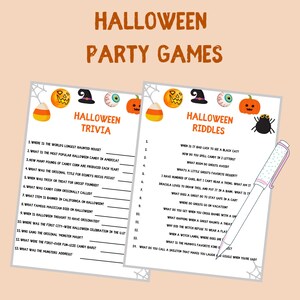 K&ouml;nnte beinhalten: Zwei druckbare Halloween-Partyspielbl&auml;tter mit Illustrationen von einer Spinne, Maisbonbons, einem Hexenhut und einem K&uuml;rbis. Das erste Blatt ist ein Quizspiel mit Fragen zu Halloween-Traditionen und -Geschichte. Das zweite Blatt ist ein R&auml;tselspiel mit Fragen zu Halloween-Charakteren und -Ereignissen.