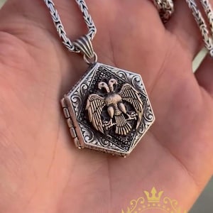 Collar con colgante de medallón y cadena bizantina de 2 mm y 60 cm, con nombre personalizado escrito, águila bicéfala, en oración, para hombre, en plata 925.